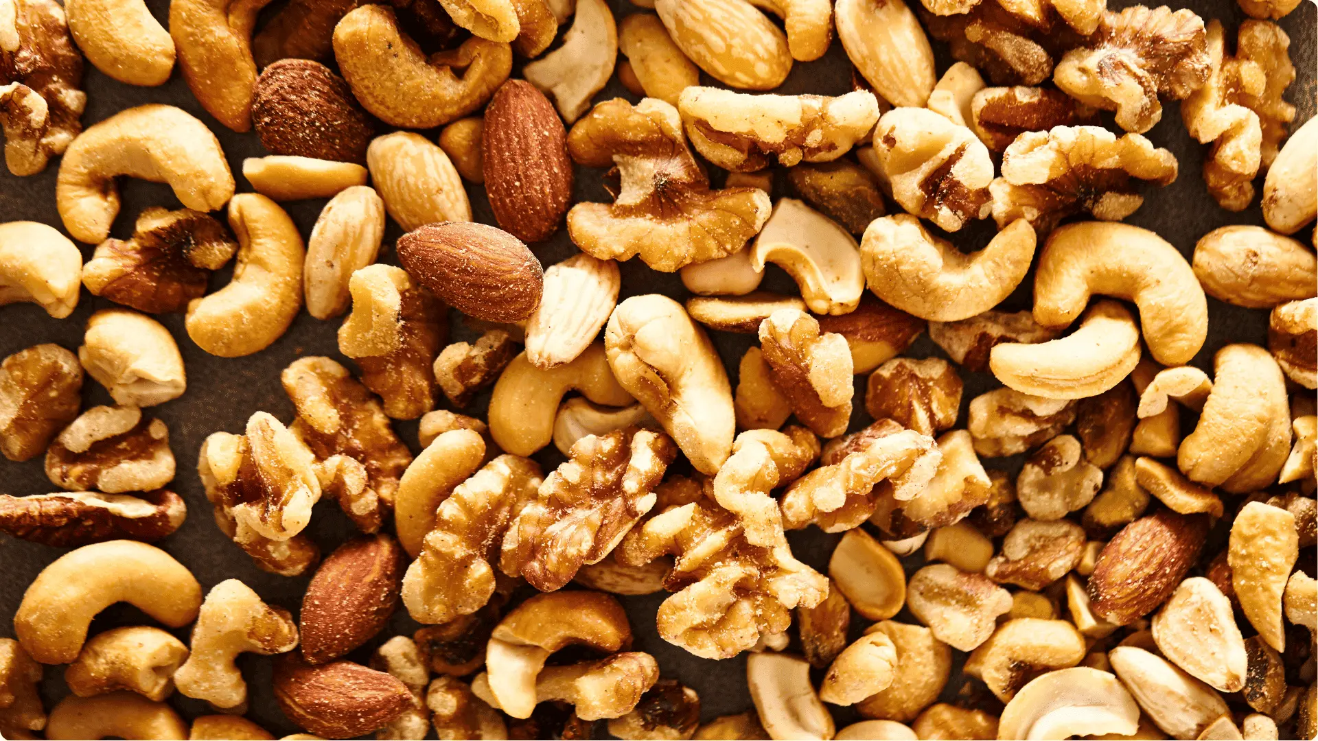 Primer plano de mezcla de frutos secos como nueces, almendras y anacardos